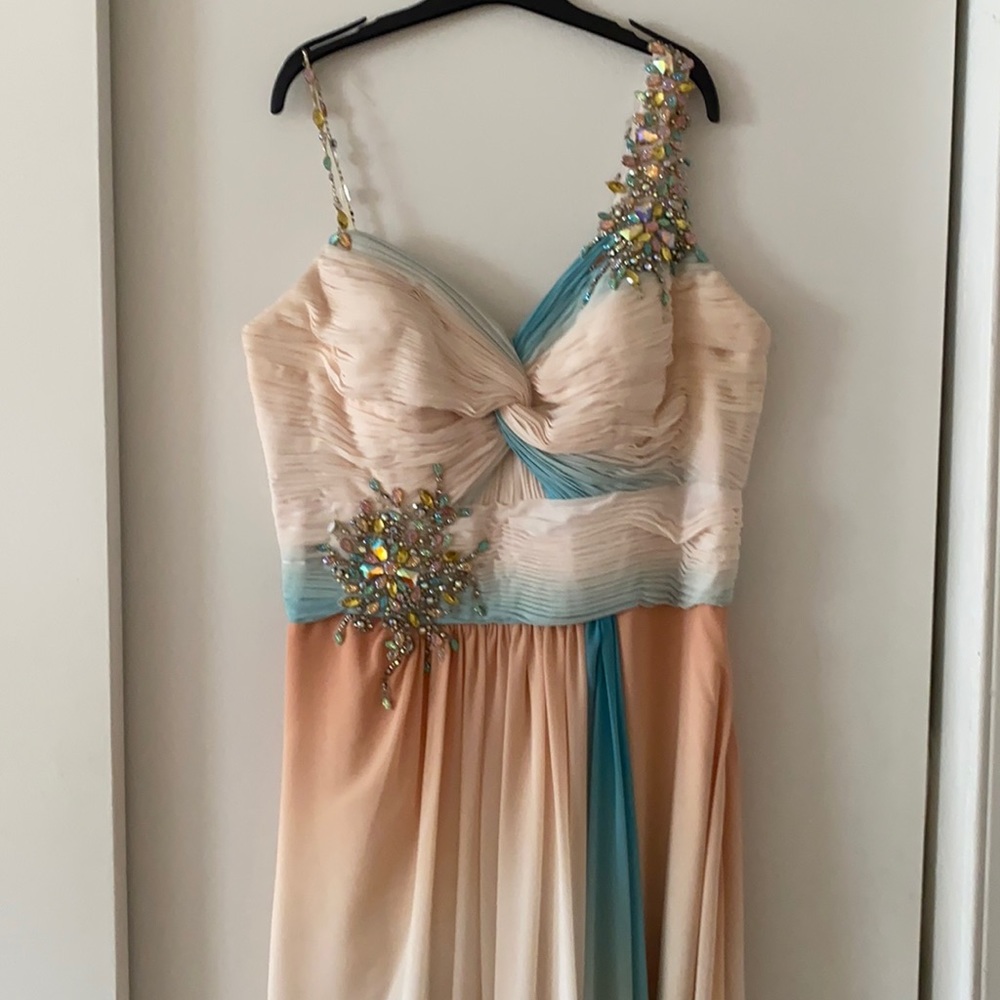 Tony Bowls Beautiful evening dress